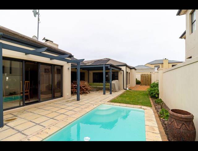 4 BEDROOM FREESTANDING TO LET IN BIG BAY